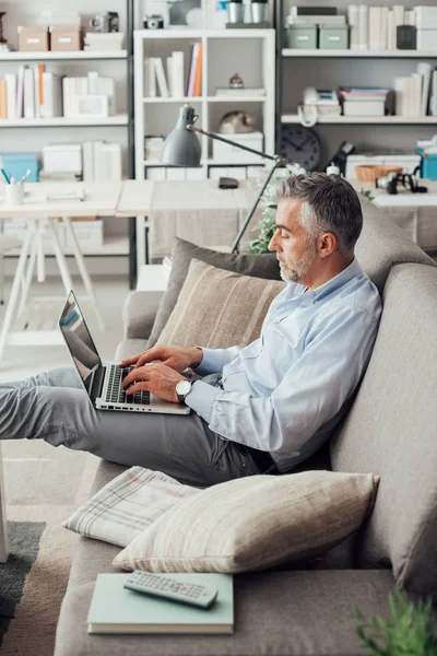 Empresario trabajando en casa — Foto de Stock