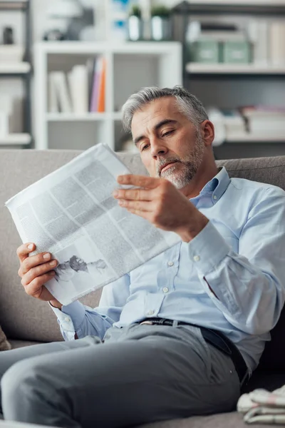 Empresário lendo um jornal — Fotografia de Stock