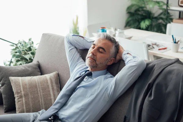 Бізнесмен спить на дивані — стокове фото