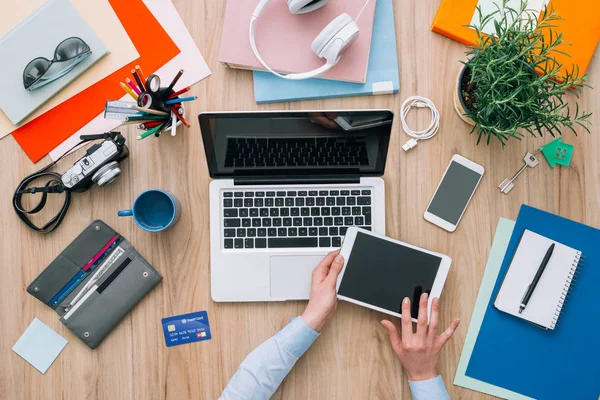 Femme d'affaires travaillant au bureau — Photo