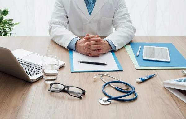 Médico trabalhando na mesa de escritório — Fotografia de Stock