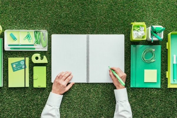 Geschäftsmann schreibt auf einem Notizbuch — Stockfoto