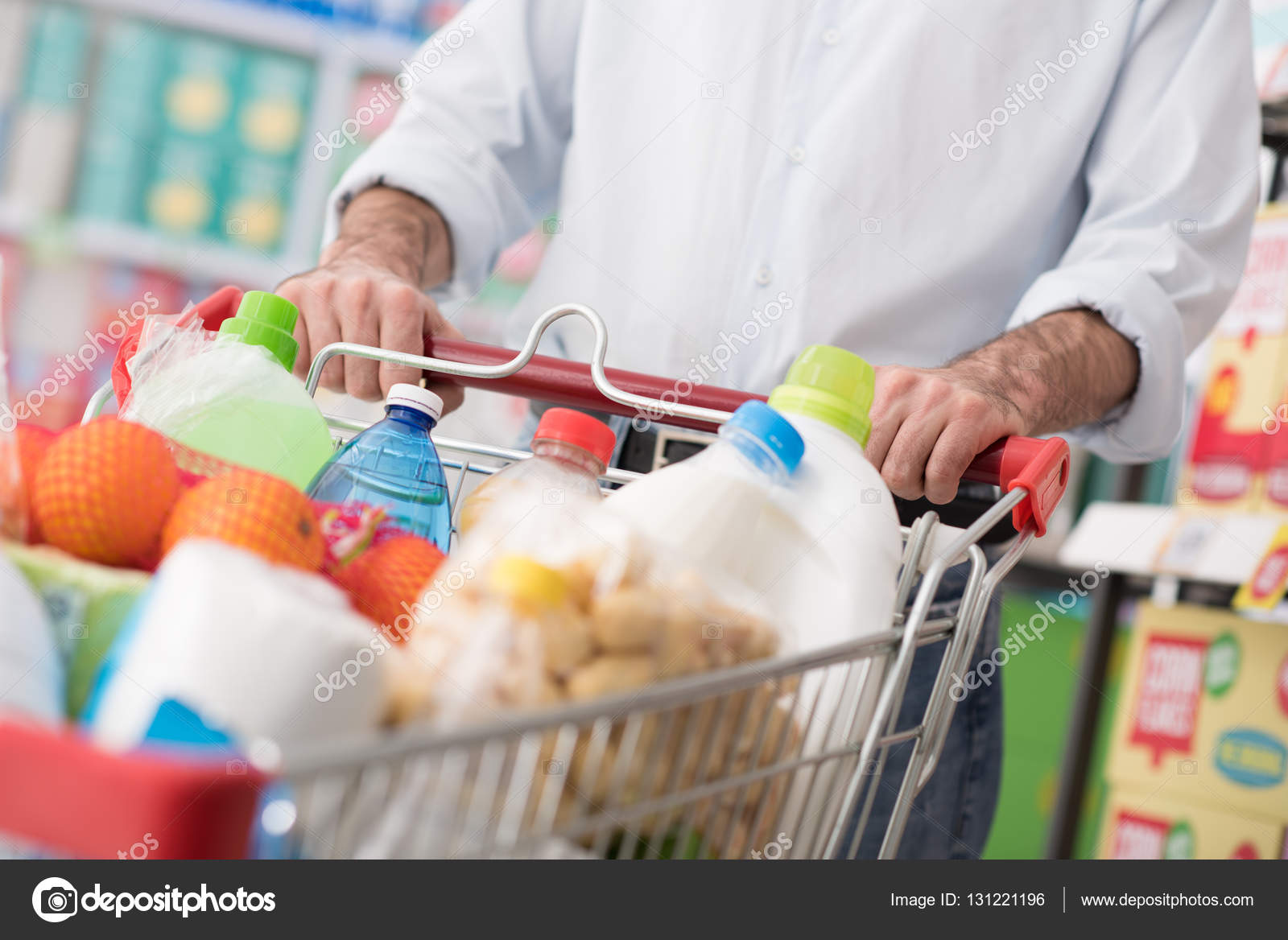 Resultado de imagem para IMAGENS HOMEM FAZENDO COMPRA EM SUPERMERCADO