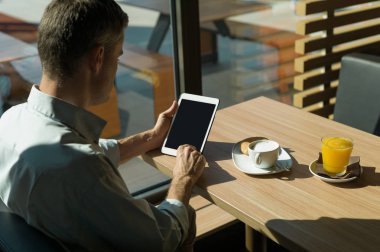 adam ve dinlenirken kahvaltı Bar