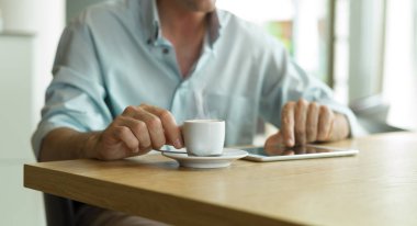 Kafede kahvaltı adam