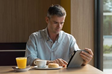 işadamı having kahvaltı