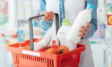 bakkal alışveriş yaparken kadın