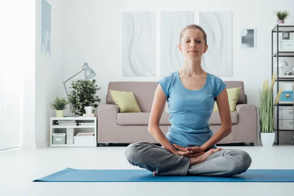 Frau praktiziert Yoga zu Hause — Stockfoto