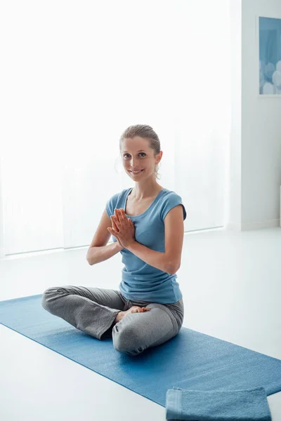 Kvinna utövar yoga — Stockfoto