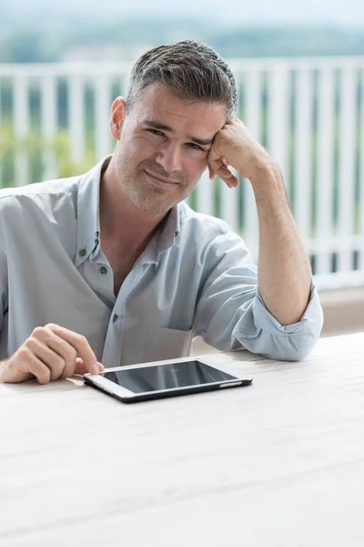 Man ontspannen op het terras — Stockfoto