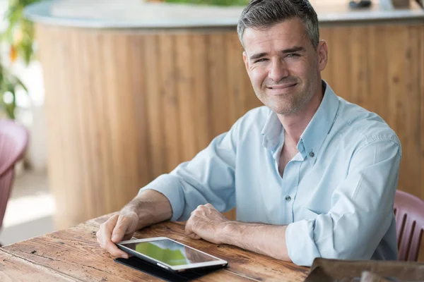 Man using a digital tablet — Stock Photo, Image