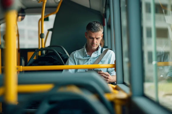 Podnikatel, cestování autobusem — Stock fotografie