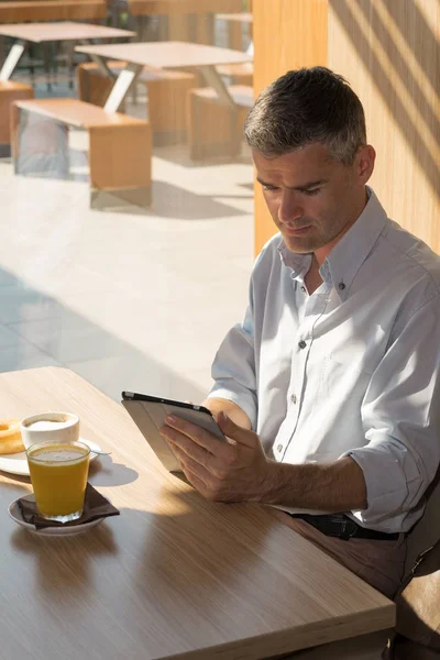 Бизнесмен отдыхает в кафе — стоковое фото