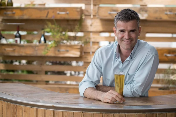 Homem tomando uma cerveja — Fotografia de Stock