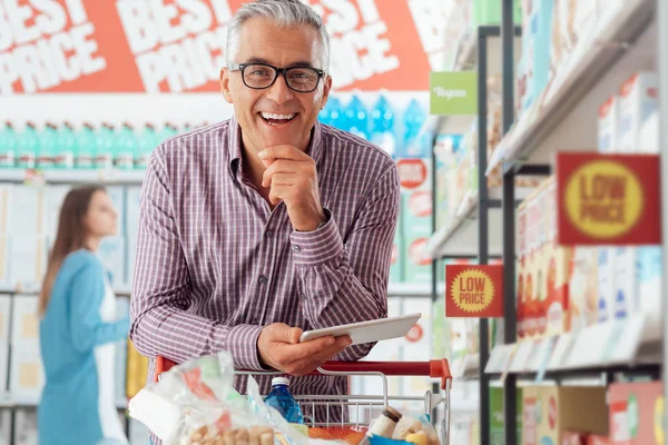 Självsäker man gör matinköp — Stockfoto