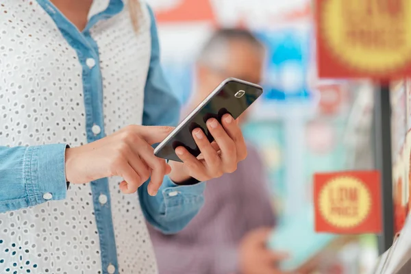 Mujer comprando y usando su teléfono — Foto de Stock