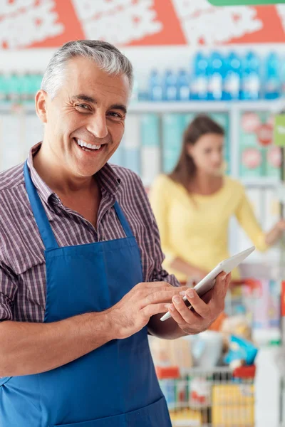 Employé de supermarché utilisant la tablette — Photo