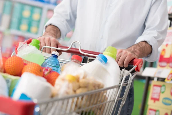 Bakkal alışveriş yapan erkek — Stok fotoğraf