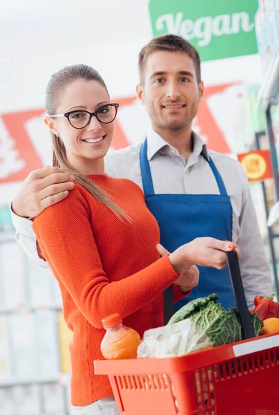 Supermercado clerk e cliente posando juntos — Fotografia de Stock