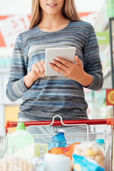 Mulher usando aplicativos de compras no tablet — Fotografia de Stock