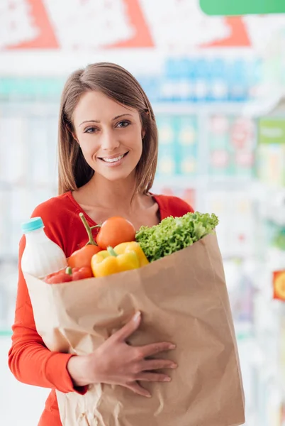 Mujer sosteniendo una bolsa de comestibles —  Fotos de Stock