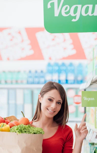 Vegan kvinna shopping — Stockfoto