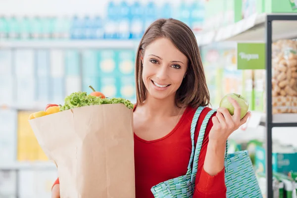Женщина покупает свежие овощи — стоковое фото