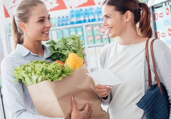 Mujeres comprando juntas en el supermercado — Foto de Stock