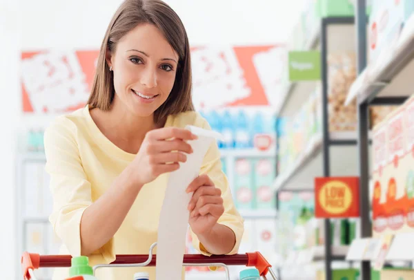 Mujer revisando el recibo del supermercado —  Fotos de Stock