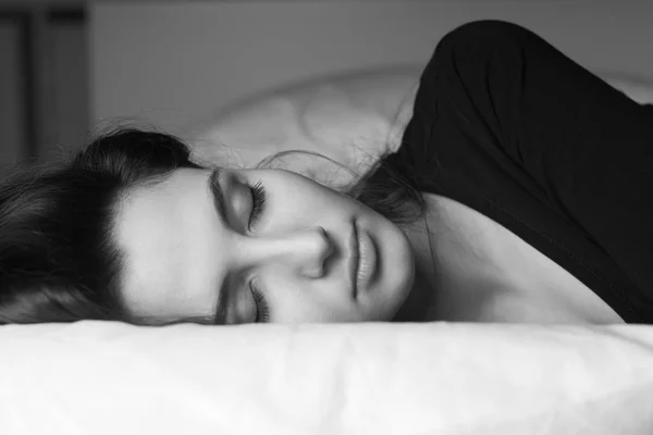 Vrouw slapen op het bed — Stockfoto