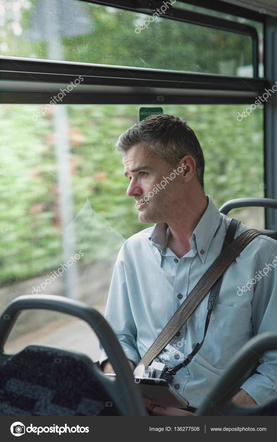 Парень сидит в автобусе. Юноша в автобусе. Парень в автобусе. Парочка в автобусе. Мужчина в автобусе.