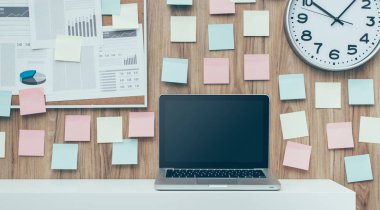 Laptop ve raf ofisindeki klasörlerde