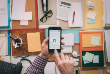 Akıllı telefon kullanan iş adamı