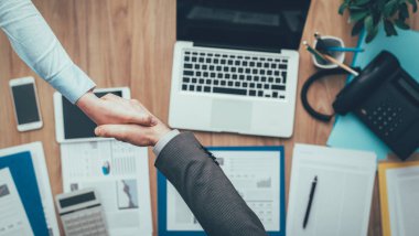 Ofiste toplantı ve el sallayarak iş adamları