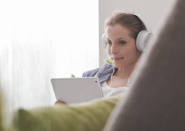 dijital tablet kullanan kadın