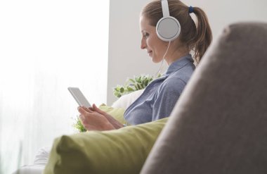 kulaklık kullanarak müzik kadın
