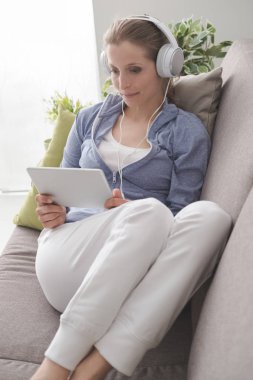 dijital tablet kullanan kadın