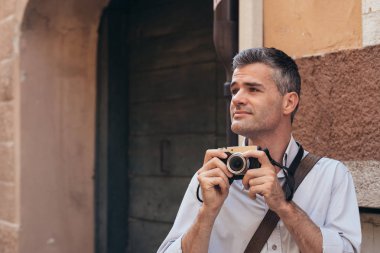 Dijital fotoğraf makinesi ile kendine güvenen turizm