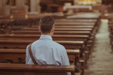 Pew Kilisesi içinde oturan adam