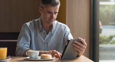 işadamı having kahvaltı