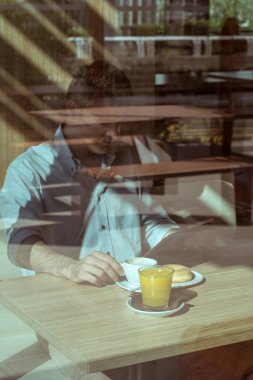 Kafede kahvaltı adam