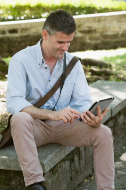 Adam Park'ta tablet kullanma