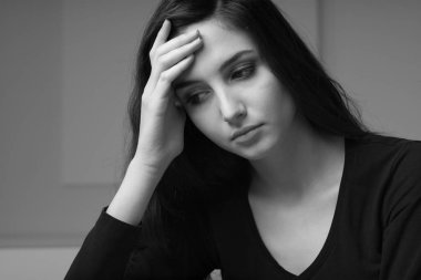 Depresif kadın alnına dokunmak