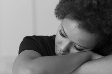 kadının gözleri kapalı rahatlatıcı