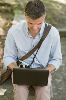 Dizüstü bilgisayarla çalışan adam