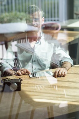 fotoğrafçı dijital tablet kullanma