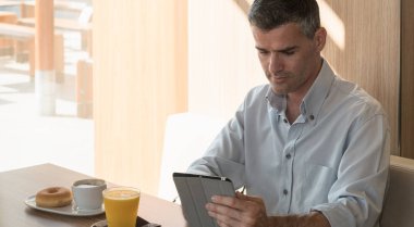 Kafede kahvaltı işadamı