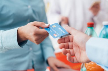 Kadın kasada süpermarket