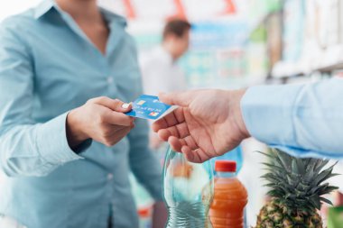 Kadın kasada süpermarket