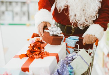 Noel Baba süpermarkette alışveriş